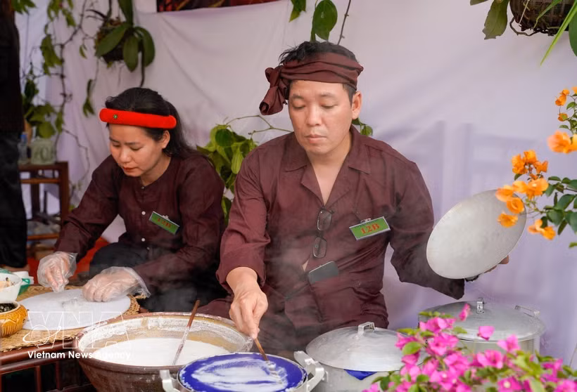 El proceso de elaboración del rollo de arroz al vapor requiere la experiencia y la habilidad del artesano (Foto: VNA)