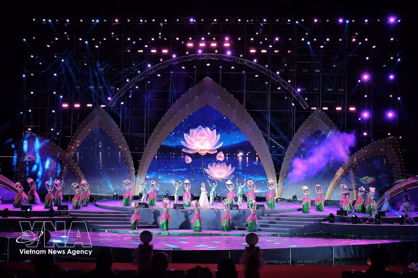 Actuación artística en la inauguración del Festival del Loto de Hanoi 2026 (Foto: VNA)