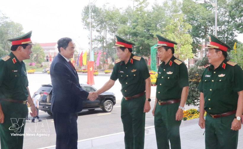 El presidente de la Asamblea Nacional de Vietnam, Tran Thanh Man, saluda a los oficiales (Foto: VNA)