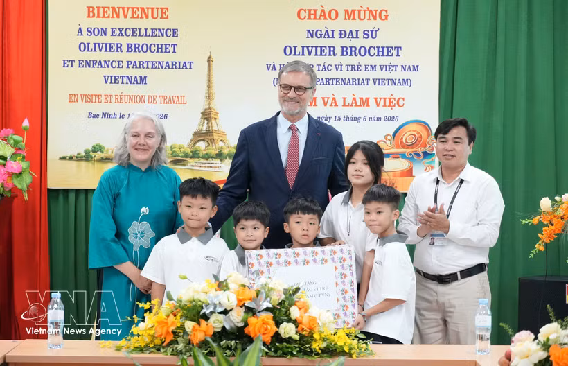 El embajador de Francia en Vietnam, Olivier Brochet, entrega obsequios al Centro de Protección Social Integral de Bac Ninh. (Foto: VNA)