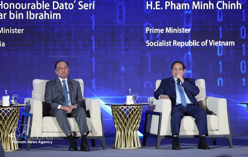 El 28 de mayo de 2025, en el marco de la 46.ª Cumbre de la ASEAN y otras citas anexas, en Kuala Lumpur, el primer ministro de Vietnam, Pham Minh Chinh (derecha), y su homólogo malasio, Anwar Ibrahim, participaron en una sesión de debate sobre la red de conexión inteligente mediante IA autónoma. (Foto: VNA)