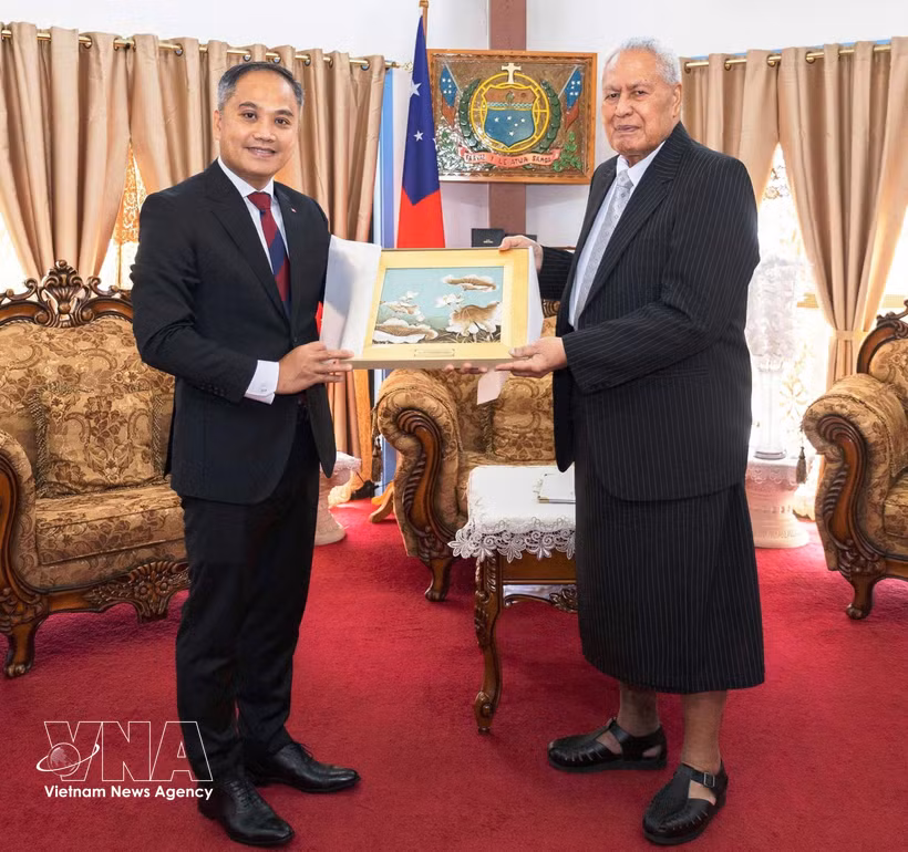 El embajador de Vietnam en Nueva Zelanda concurrente en Samoa, Phan Minh Giang, presenta sus cartas credenciales al jefe del Estado Independiente de Samoa, Tuimalealiifano Va’aletoa Sualauvi II. (Foto: VNA)