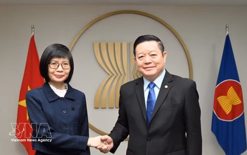 La embajadora Ton Thi Ngoc Huong, representante permanente de Vietnam ante la ASEAN en Yakarta, se reúne con el secretario general de la agrupación, Kao Kim Hourn. (Foto: VNA)