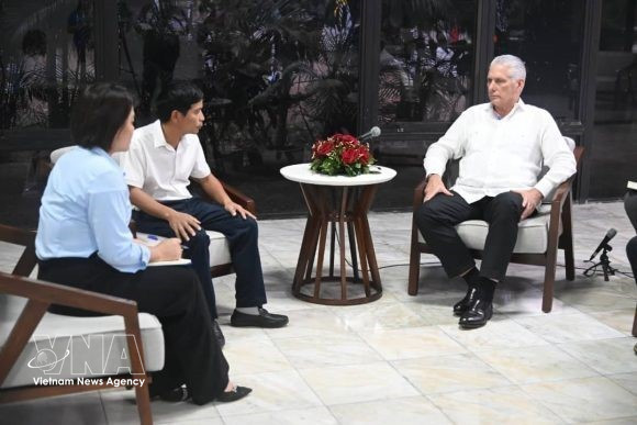 El Primer Secretario del Comité Central del Partido Comunista de Cuba y Presidente de la República, Miguel Díaz-Canel Bermúdez (derecha), en el encuentro (Foto: VNA)