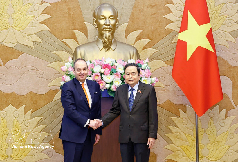 El presidente de la Asamblea Nacional de Vietnam, Tran Thanh Man (derecha), recibe al primer vicepresidente del Parlamento Helénico, Ioannis Plakiotakis (Foto: VNA)