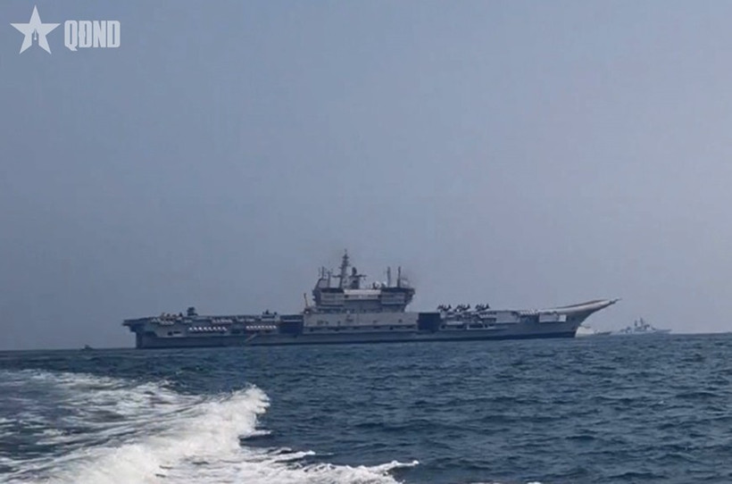 El portaaviones indio INS Vikrant, donde se celebró la ceremonia de clausura del ejercicio naval multilateral MILAN 2026. (Foto: qdnd.vn)