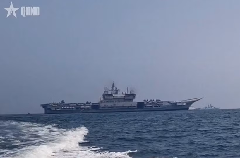 El portaaviones indio INS Vikrant, donde se celebró la ceremonia de clausura del ejercicio naval multilateral MILAN 2026. (Foto: qdnd.vn)