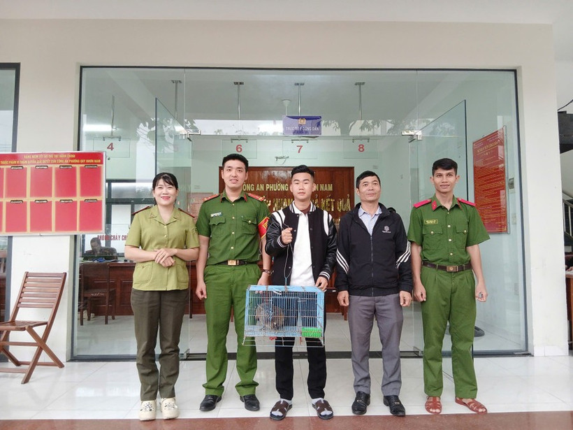 Trinh Quoc Phu lleva el martinete silvestre a la Policía de Quy Nhon Nam para su entrega (Foto: baogialai.com.vn)