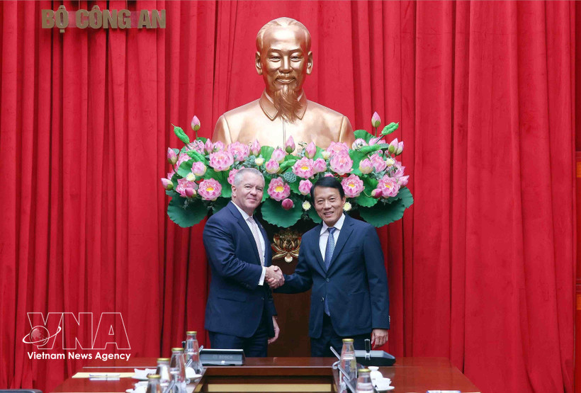 El general Luong Tam Quang (derecha), miembro del Buró Político y ministro de Seguridad Pública de Vietnam, recibe a Michael DeSombre, subsecretario de Estado de Estados Unidos para Asia Oriental y el Pacífico. (Foto: VNA)