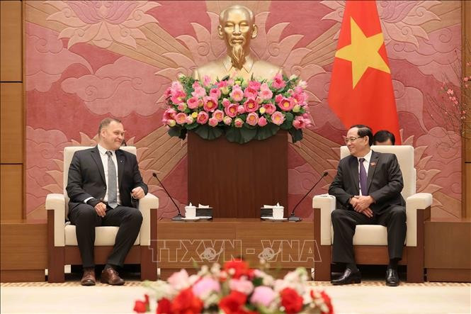 El vicepresidente de la Asamblea Nacional de Vietnam, Tran Quang Phuong, recibe al titular de la Comisión de Seguridad Nacional del Parlamento de Hungría, Zoltán Sas (Foto: VNA)