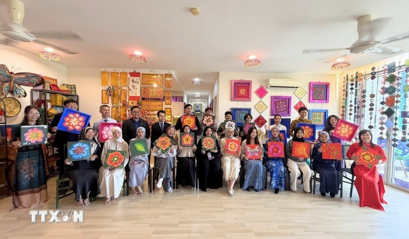 Estudiantes de la UBD decoran motivos tradicionales vietnamitas y bruneanos durante un intercambio cultural (Foto: VNA)