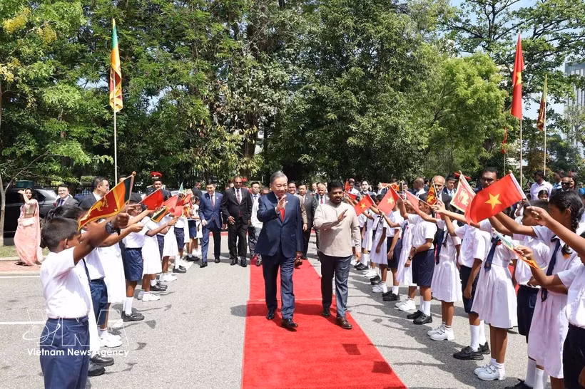 El secretario general del Partido Comunista y presidente de Vietnam, To Lam, y el presidente de Sri Lanka, Anura Kumara Dissanayake, rinden homenaje al presidente Ho Chi Minh en la Biblioteca Pública de Colombo. (Foto: VNA)