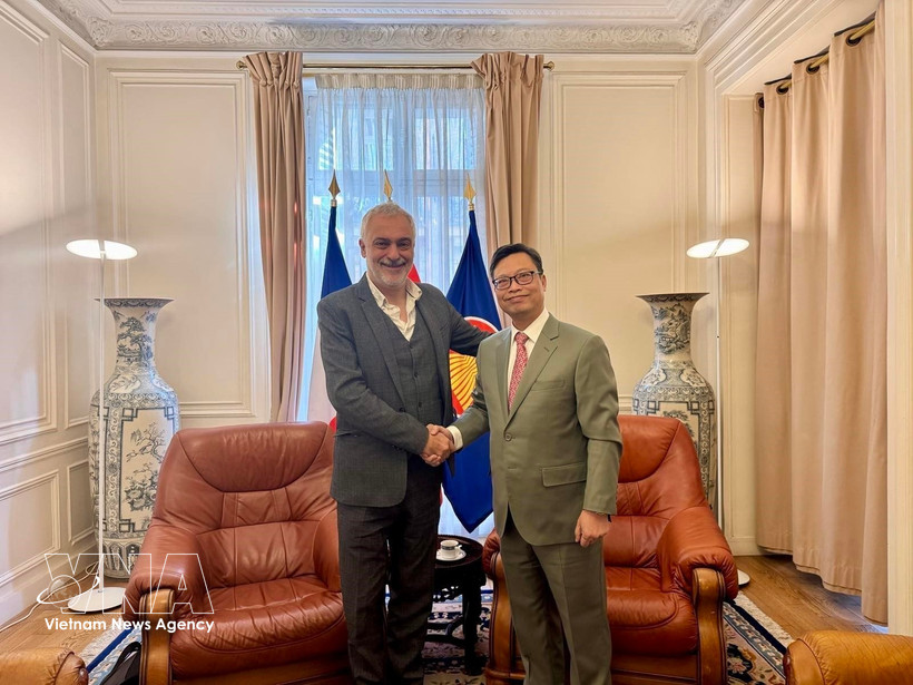 El embajador de Vietnam en París, Trinh Duc Hai, se reúne con Taylan Coskun, miembro del Buró Político del PCF a cargo de las relaciones con Vietnam (Foto: VNA)