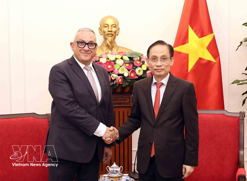 El ministro de Relaciones Exteriores de Vietnam, Le Hoai Trung (derecha), recibe al comisario de la UE para Asociaciones Internacionales, Jozef Síkela (Foto: VNA)