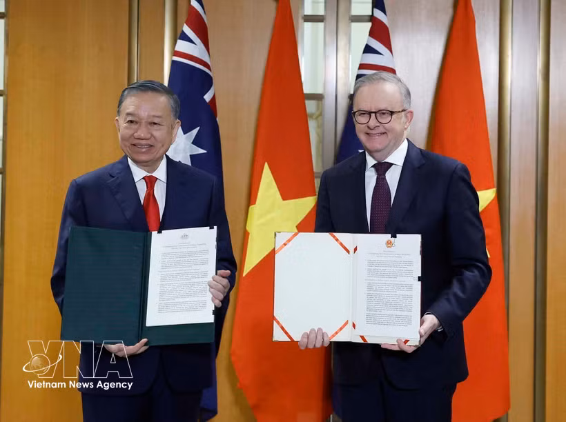 El secretario general del Partido Comunista y presidente de Vietnam, To Lam (izquierda), y el primer ministro de Australia, Anthony Albanese, muestran una declaración conjunta de ambos países tras sus conversaciones en Canberra, el 11 de agosto de 2026. (Foto: VNA)