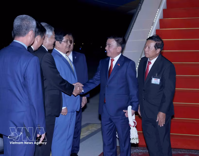 Funcionarios del Partido Popular de Camboya dan la bienvenida al miembro del Buró Político y miembro permanente del Secretariado del Comité Central del Partido Comunista de Vietnam, Tran Cam Tu (Foto: VNA)