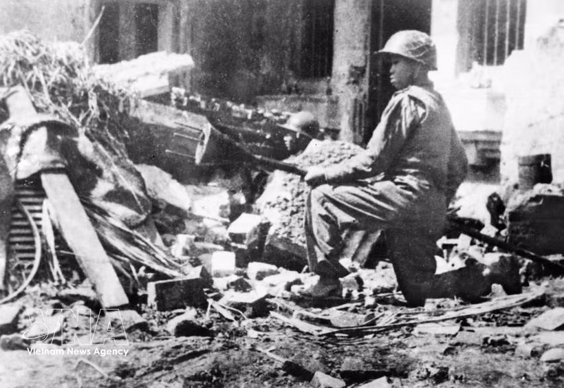 El soldado Tran Thanh blande una bomba de tres puntas, listo para destruir tanques enemigos en las calles de Hanoi el 23 de diciembre de 1946, al comienzo de la Guerra de Resistencia Nacional. Foto: Archivos