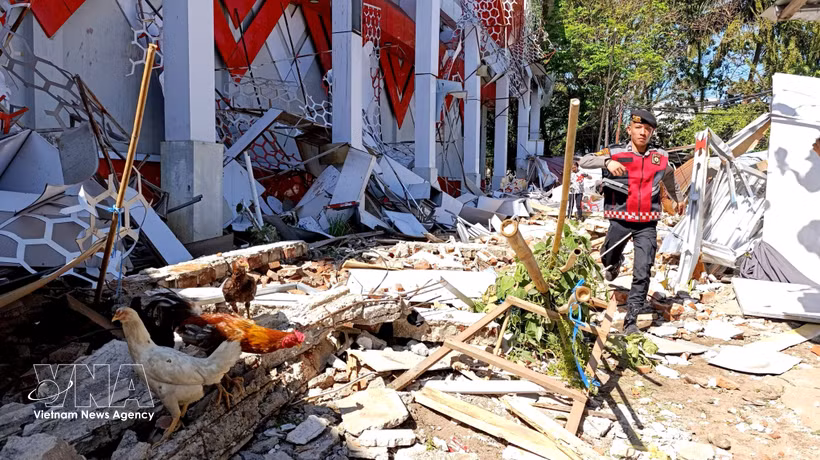Un edificio derrumbado tras el terremoto en Manado, Sulawesi del Norte, Indonesia, el 2 de abril de 2026. (Foto: Xinhua/VNA)