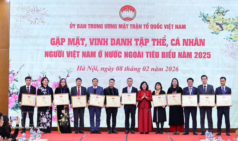 La presidenta del FPV, Bui Thi Minh Hoai, entrega los certificados de reconocimiento a los colectivos ejemplares (Foto: VNA)