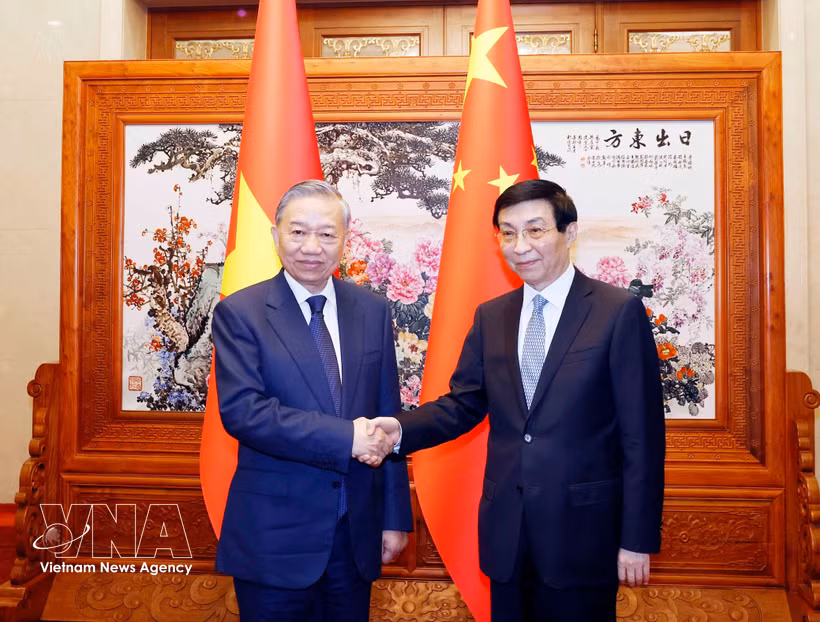El secretario general del Comité Central del PCV y presidente del país, To Lam (izquierda), se reúne con el titular del Comité Nacional de la CCPPCh, Wang Huning. (Foto: VNA)