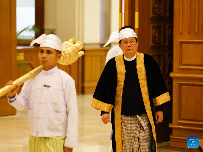 Aung Lin Dwe (derecha), presidente del Parlamento de Myanmar y titular de la Cámara de Nacionalidades (Amyotha Hluttaw), se retira tras la segunda jornada de la primera sesión ordinaria del máximo órgano legislativo en Naypyidaw, el 2 de abril de 2026. (Foto: Xinhua)
