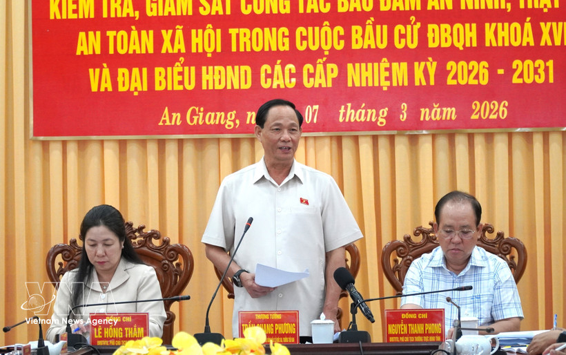 El vicepresidente de la Asamblea Nacional, Tran Quang Phuong, interviene en la reunión (Foto: VNA)