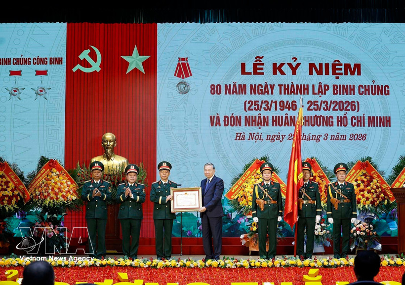El secretario general del Partido Comunista de Vietnam, To Lam, otorga la Orden Ho Chi Minh al Cuerpo de Ingenieros Militares (Foto: VNA)