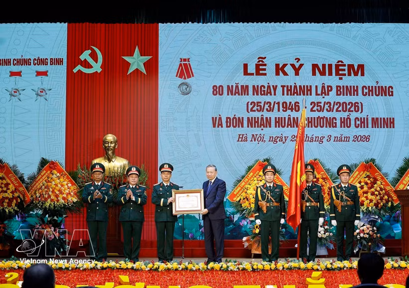 El secretario general del Partido Comunista de Vietnam, To Lam, otorga la Orden Ho Chi Minh al Cuerpo de Ingenieros Militares (Foto: VNA)