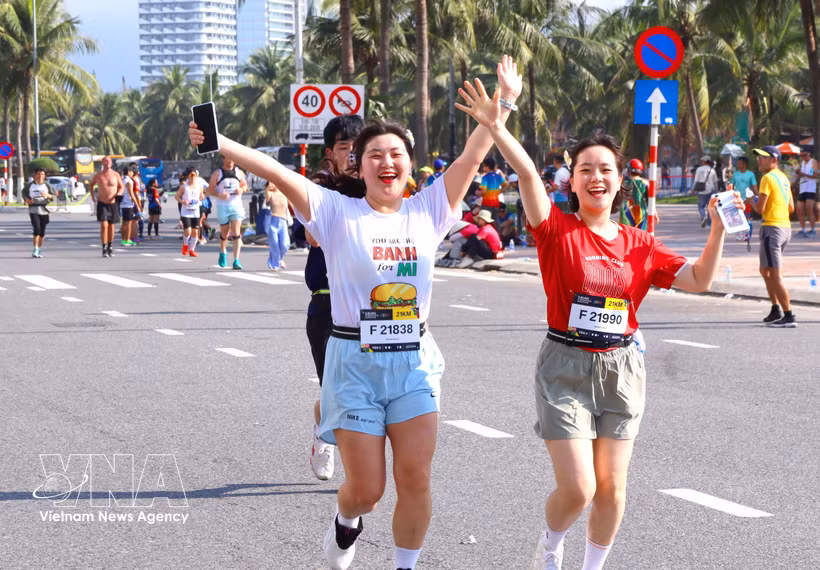 Atletas extranjeras participan con entusiasmo en el evento (Foto: VNA)