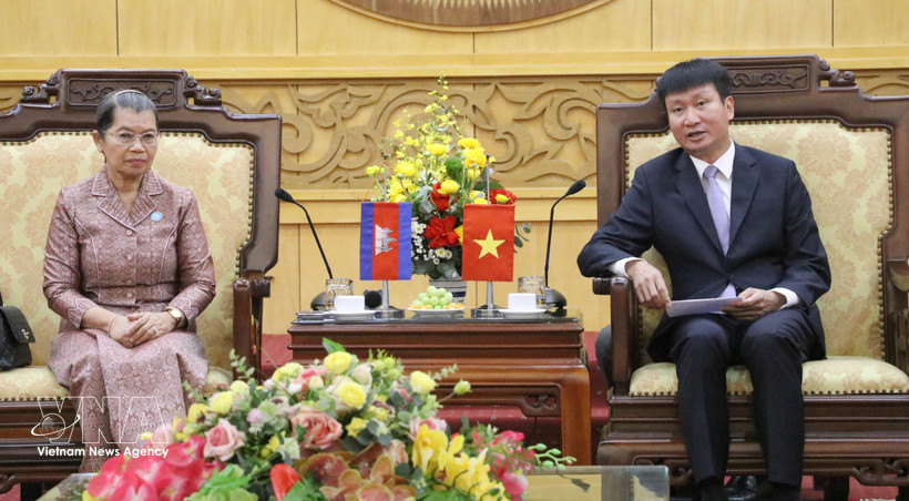 El secretario del Comité del Partido Comunista de Vietnam en Ninh Binh, Tran Huy Tuan, recibe a la presidenta del Consejo Nacional del Frente de Solidaridad para el Desarrollo de la Patria Camboyana, Men Sam An (Foto: VNA)