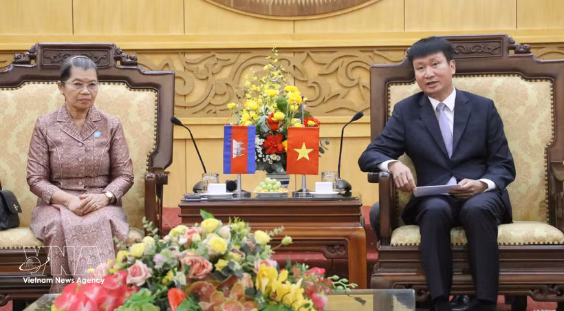 El secretario del Comité del Partido Comunista de Vietnam en Ninh Binh, Tran Huy Tuan, recibe a la presidenta del Consejo Nacional del Frente de Solidaridad para el Desarrollo de la Patria Camboyana, Men Sam An (Foto: VNA)