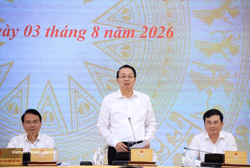 El viceministro de Finanzas Nguyen Duc Chi responde a las preguntas de la prensa. (Foto: VNA)