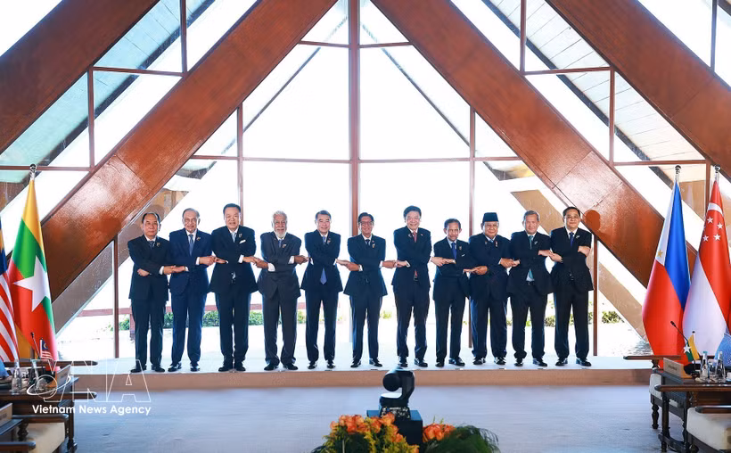 El primer ministro Le Minh Hung (quinto, por la izquierda) y los jefes de delegación asisten a la sesión restringida de la 48ª Cumbre de la ASEAN en Cebú, Filipinas. (Foto: VNA)