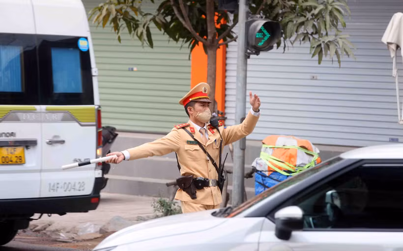 Un oficial regula el tráfico (Foto: VNA)