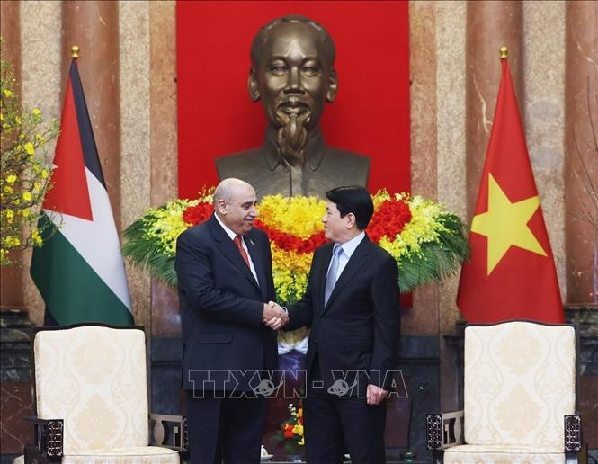 El presidente de Vietnam, Luong Cuong (derecha), recibe al titular de la Cámara de Representantes de Jordania, Mazen Turki El Qadi. (Foto: VNA)