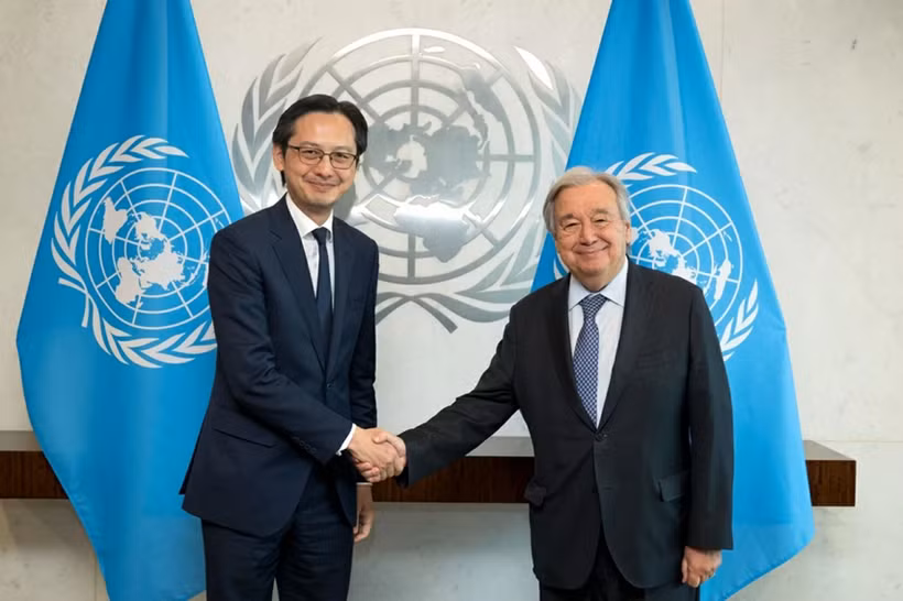 El embajador Do Hung Viet, jefe de la misión de Vietnam ante la ONU, se reúne con el secretario general António Guterres (Foto cortesía de la representación)