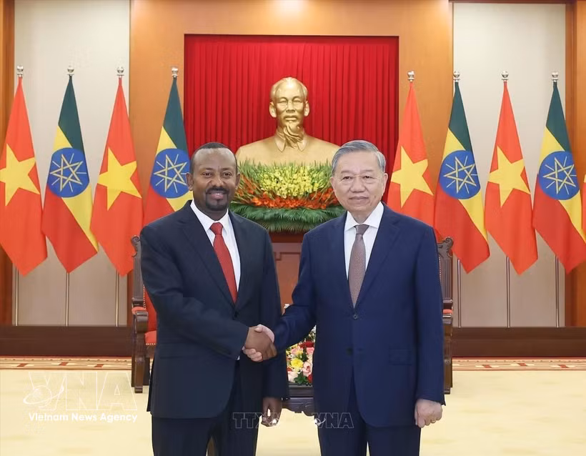 El secretario general del Partido Comunista de Vietnam, To Lam (derecha), recibe al presidente del Partido de la Prosperidad y primer ministro de Etiopía, Abiy Ahmed Ali, en Hanoi el 15 de abril de 2025. (Foto: VNA)