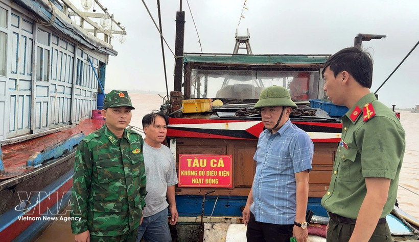 Las autoridades funcionales de Quang Tri inspeccionan periodicamente los barcos pesqueros que no cumplen los estándares requeridos (Foto: VNA)