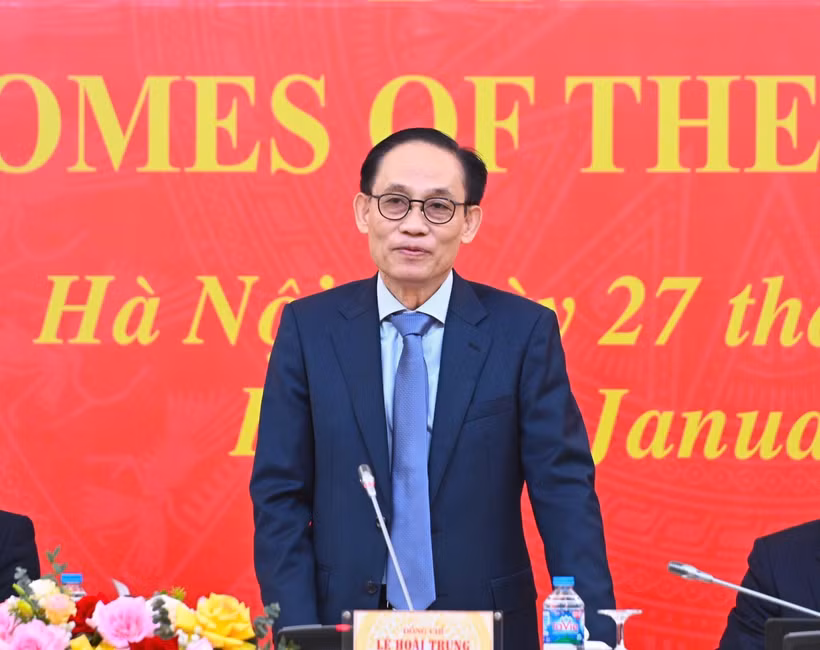 El miembro del Buró Político y ministro de Relaciones Exteriores, Le Hoai Trung, informa sobre los resultados del XIV Congreso Nacional del PCV (Foto: VNA)