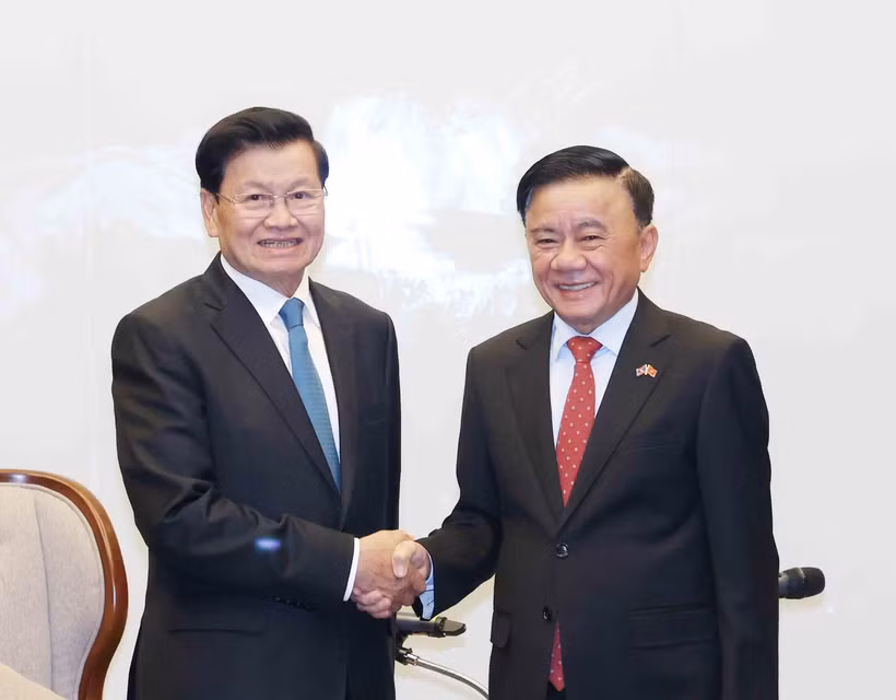 El miembro del Buró Político y miembro permanente del Secretariado del Comité Central del Partido, Tran Cam Tu (derecha), y el secretario general del Partido Popular Revolucionario de Laos y presidente del país, Thongloun Sisoulith (Foto: VNA)