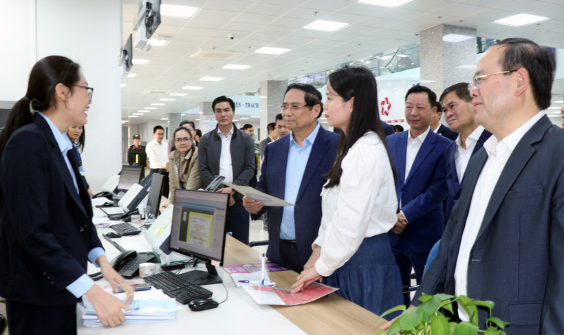 El primer ministro de Vietnam, Pham Minh Chinh, visita a los funcionarios y trabajadores del Centro de Servicios de Administración Pública de la provincia de Quang Ninh (Foto: VNA)