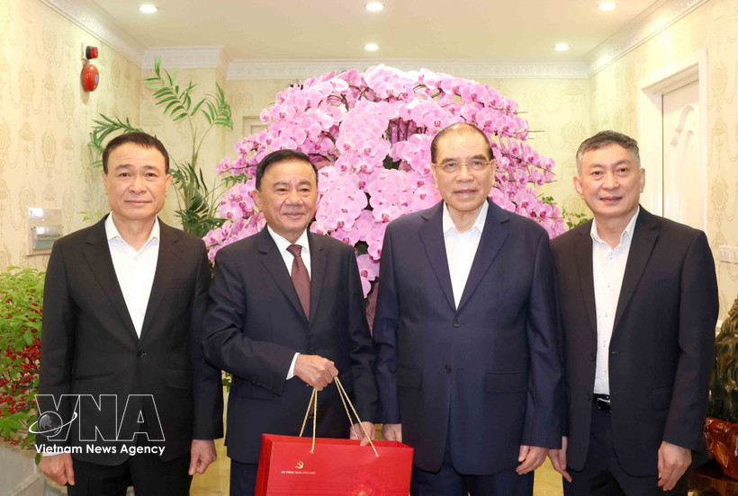 El miembro del Buró Político y miembro permanente del Secretariado del Comité Central del Partido Comunista de Vietnam, Tran Cam Tu, visita al exsecretario general del Partido, Nong Duc Manh (Foto: VNA)