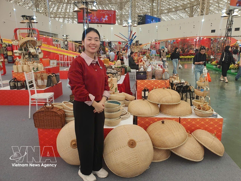 Productos elaborados con ratán y bambú por la aldea artesanal Ninh So, comuna de Hong Van (Hanoi), se exhiben en la Feria de Primavera de 2026. (Foto: VNA)