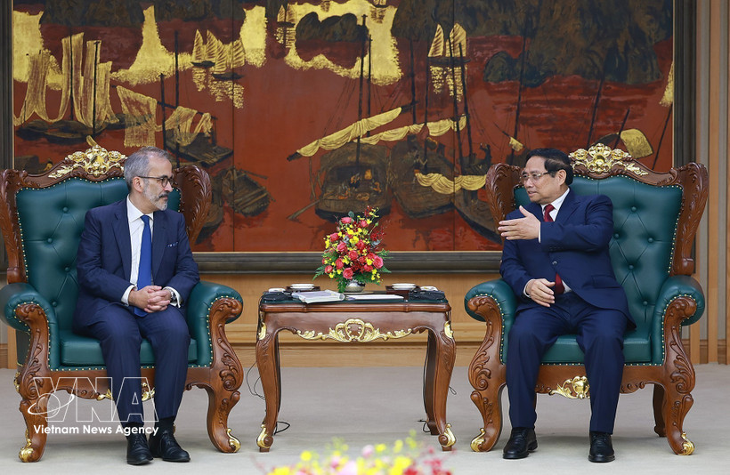 El primer ministro de Vietnam, Pham Minh Chinh, dialoga con el ministro de Estado y de Asuntos Exteriores de Portugal, Paulo Rangel. (Foto: VNA)