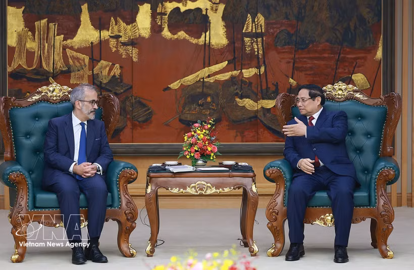 El primer ministro de Vietnam, Pham Minh Chinh, dialoga con el ministro de Estado y de Asuntos Exteriores de Portugal, Paulo Rangel. (Foto: VNA)