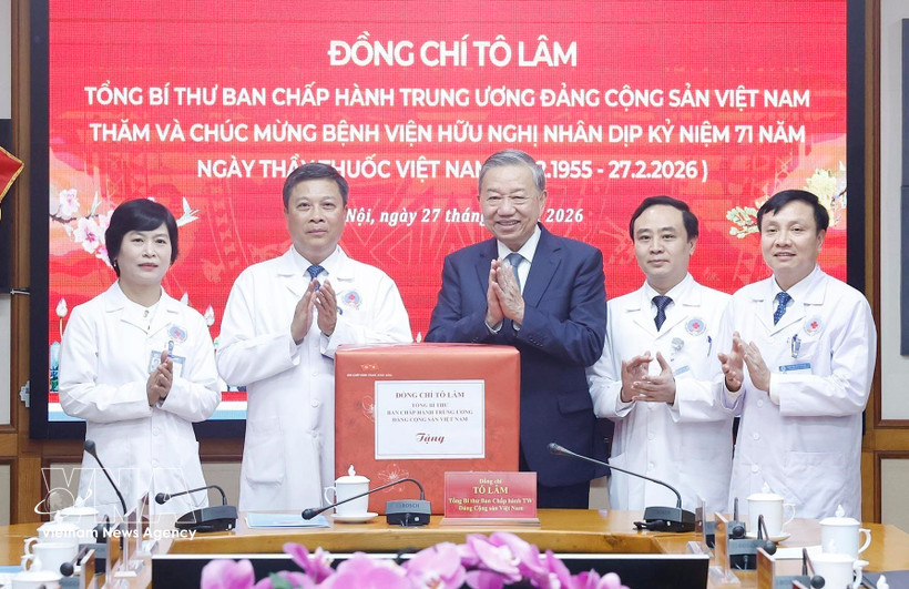 El secretario general del Partido Comunista de Vietnam, To Lam, regala un obsequio a funcionarios y personal médico del Hospital de la Amistad. (Foto: VNA)