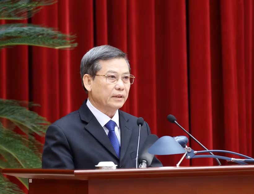 El secretario del Comité Central del PCV y subjefe permanente de su Comisión de Asuntos Internos, Le Minh Tri, responde a las preguntas de la prensa (Foto: VNA)