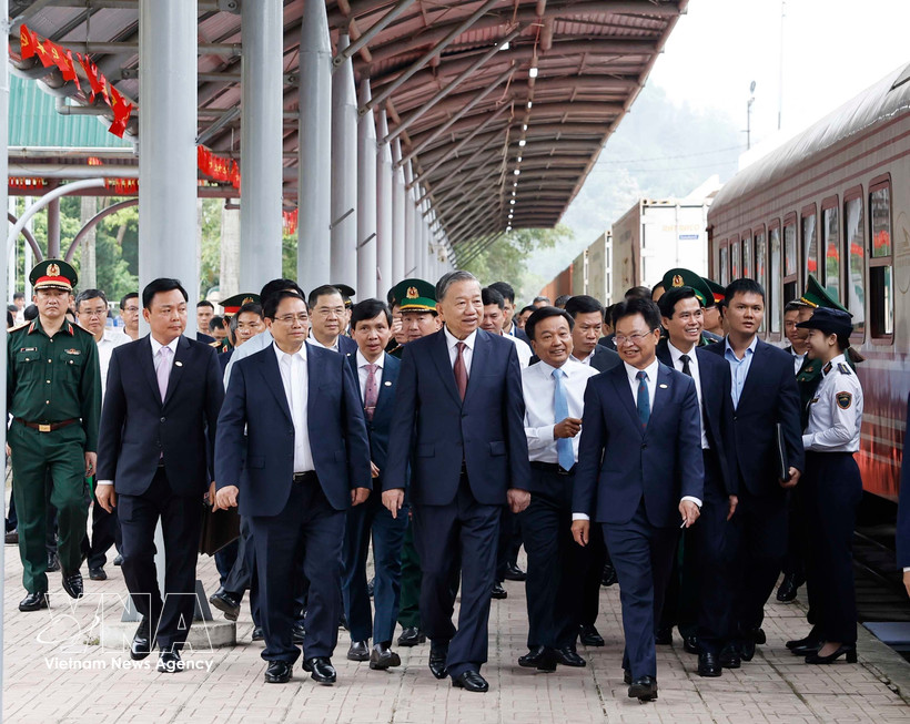 El secretario general del Partido Comunista de Vietnam, To Lam, el primer ministro Pham Minh Chinh y altos dirigentes, inspeccionan la estación de Dong Dang, en la provincia norteña de Lang Son (Foto: VNA)