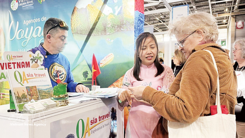 Turistas franceses estudian sobre destinos vietnamitas en la 49ª Feria Mundial de Turismo celebrada en París (Foto: VNA).