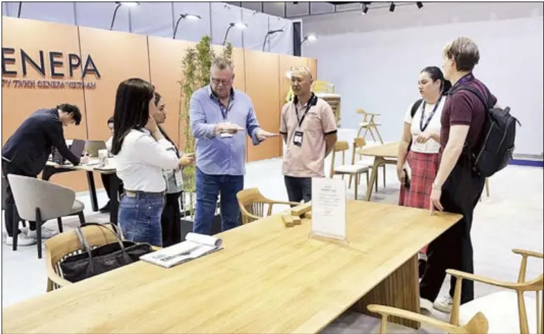 Las empresas de procesamiento maderero en Ciudad Ho Chi Minh se enfrascan en renovar sus procesos de producción y comercialización con el fin de elevar el valor de los productos destinados a la exportación. (Foto: nhandan.vn)